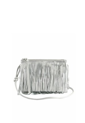 Borsa a tracolla in metallo argentato con dettagli lunghi a frangia, chiusura superiore con cerniera e tracolla regolabile con estremità annodate.