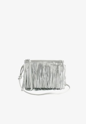 Silberfarbene Umhängetasche aus metallischem Material mit langen Fransen, Reißverschluss oben und verstellbarem Schulterriemen mit geknoteten Enden.