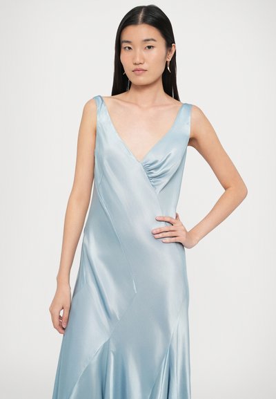 Φόρεμα από ανοιχτό γαλάζιο σατέν με V-λαιμόκοψη, λεπτές τιράντες και ρυτιδωμένη λεπτομέρεια. Φούστα με φαρδύ χαμόγελο, διαγώνιες ραφές και λείο ύφασμα.