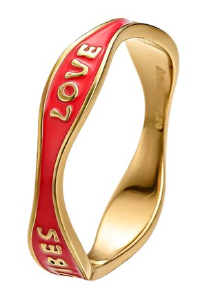 Anillo de oro con una banda ondulada que presenta una incrustación de esmalte rojo y letras doradas en relieve que forman la palabra "VIBES LOVE".
