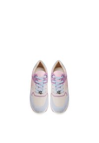 Sneaker leggere in misto di pelle beige, suede rosa pastel e blu, con lacci piatti e occhielli rotondi in argento.