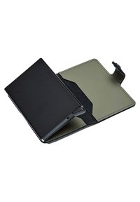 Portafoglio in pelle nera con un interno verde oliva, caratterizzato da una superficie liscia e un design pieghevole. L'interno dispone di scomparti per carte e una chiusura a scatto.