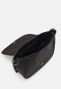 Černá kožená kabelka přes rameno s otevřeným víkem, ukazující zipovou vnitřní kapsu a kovové příslušenství ve stříbrném tónu.