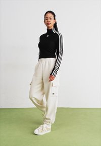 adidas Originals Hlačami s stranskimi žepi - white