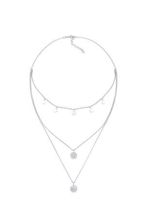 Collier en chaîne argentée à triple couche avec cinq petits charms ronds sur la couche supérieure et deux pendentifs circulaires gravés sur les couches inférieures.