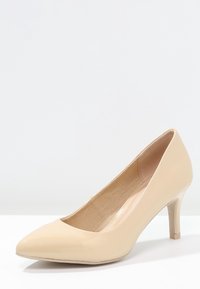 Beigenvärinen patenttinahkainen korkokengän avokärkinen malli, jossa on 7 cm stiletto-korko. Sisäpuolella sileä vuori, joka lisää mukavuutta.