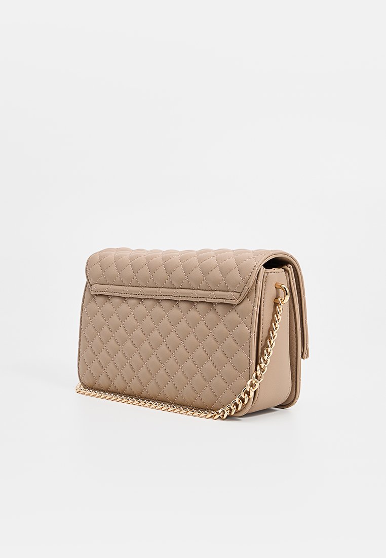 Beige Handtasche mit Steppung, umklappbarem Deckel, goldener Kettenriemen und glatter Textur. Verfügt über ein diamantgeprägtes Steppmuster und ein minimalistisches Design.