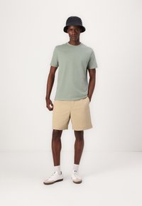 GAP EVERYDAY SOFT CREW SOLID - Pamata T-krekls - gasoline green