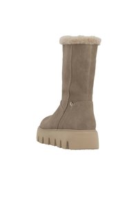 Bota de ante topo de altura hasta la rodilla con forro de piel sintética, puntera redonda y suela de goma gruesa con un patrón dentado para mayor tracción.