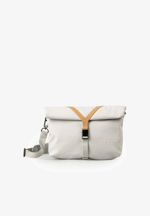 Hellbeige Umhängetasche mit braunem Leder-Y-Riemen, schwarzer Schnalle, verstellbarem Schulterriemen und eingeprägtem "a/u"-Logo auf der Vorderseite.
