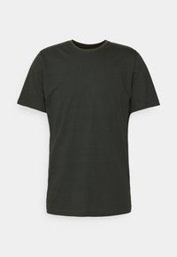 T-shirt a strisce verticali verde scuro con scollatura rotonda, maniche corte e una texture liscia. Strisce orizzontali sottili sono visibili sulla stoffa.