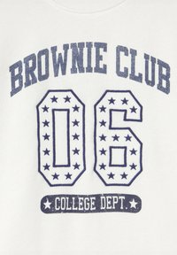 Sudadera blanca con "BROWNIE CLUB" en color marino, con "06" enmarcado por estrellas y "COLLEGE DEPT." debajo en una fuente contrastante. Textura suave.