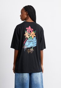 Santa Cruz WOOTEN BIONIC OVERSIZED - Marškinėliai su spaudiniu - black