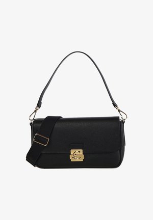 Borsa a tracolla rettangolare nera in pelle con chiusura dorata, tracolla lunga staccabile e manico corto per la spalla, su sfondo bianco.