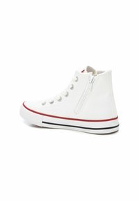 Zapatillas altas blancas con una parte superior de lienzo texturizado, franjas de acento rojas, ojales plateados y un zipper lateral para un fácil uso.