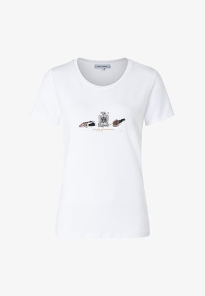 Weißes Baumwoll-T-Shirt mit rundem Halsausschnitt und kurzen Ärmeln. Zentrale Grafik zeigt einen Lippenstift, eine Parfümflasche und einen Make-up-Pinsel.