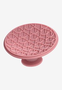 Rosa silikonplatta med ett texturerat mönster av sammanlänkade cirklar, med en pelarbass för stabilitet. Slät yta och flexibelt material.