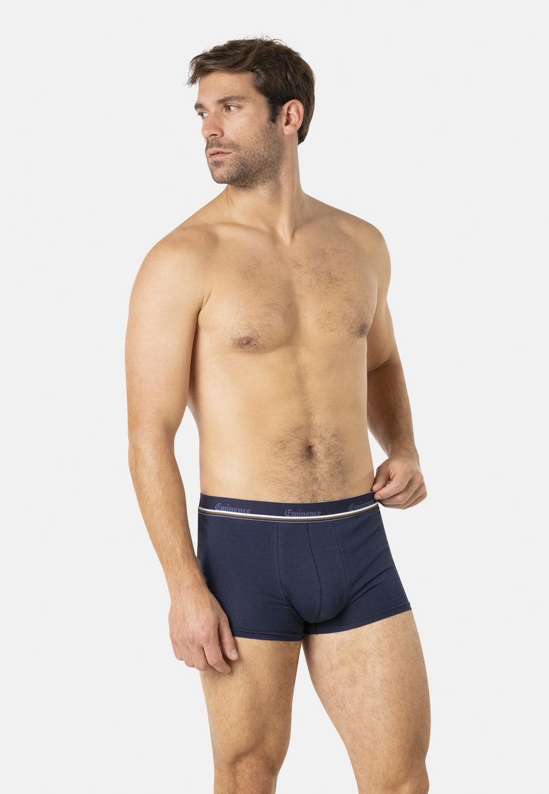Boxers en coton bleu marine avec une ceinture élastique contrastante arborant un texte de logo et un design lisse et ajusté.