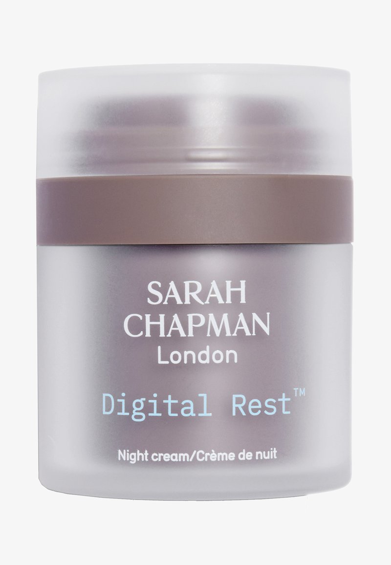 Pot de crème de nuit Digital Rest de Sarah Chapman avec couvercle givré et bande taupe, texte blanc et bleu clair sur un contenant gris.