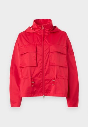 Rød lettvektsjakke med to store frontlommer med klaff, hette, frontglidelås og justerbare snorer i midjen.