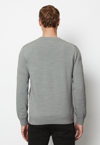 Grauer Pullover mit strukturiertem Strick, rundem Ausschnitt sowie gerippten Bündchen und Saum. Die Rückansicht hebt ein einfaches, klassisches Design hervor.