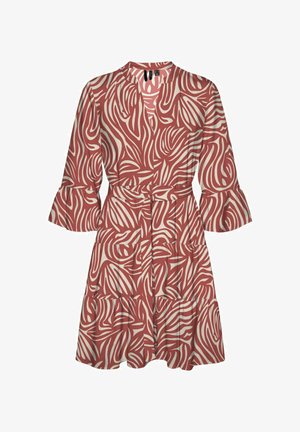 Rochie cu model roșu și bej, decoltată în V, cu mâneci trei sferturi și talie cu centură. Prezintă o fustă stratificată și manșete evazate la mâneci.