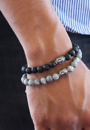 Zwarte en grijs bead armbanden met zilveren accenten, met ronde kralen met een gestructureerde afwerking en gegraveerde details.