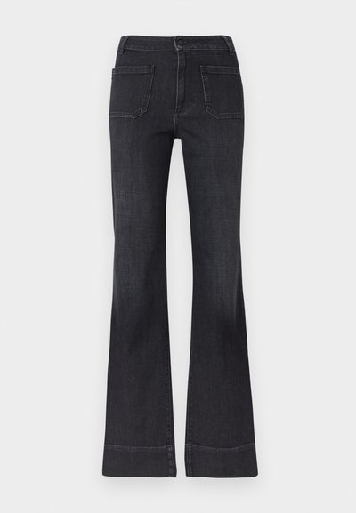 Τζιν καμπάνα σε σκούρο πλύσιμο, κατασκευασμένο από denim, με ψηλή μέση, κλείσιμο με κουμπί και δύο πίσω τσέπες με ραφές διακοσμητικές.