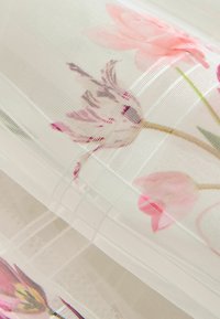Durchsichtiger Vorhangstoff mit einem zarten floralen Muster in Rosa- und Lila-Tönen, der mit einem strukturierten, gitterartigen Design überzogen ist.
