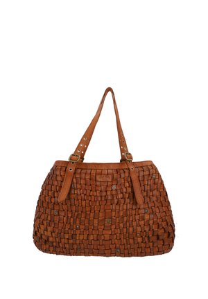 Sac à main en cuir marron avec texture tissée, deux bretelles réglables avec boucles et détails en rivets métalliques.