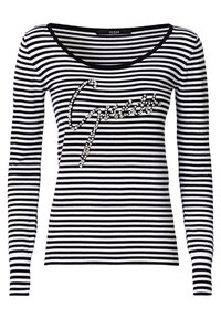 Camiseta de manga larga a rayas en blanco y negro, con un escote redondeado y el logo "Guess" adornado con rhinestones en el pecho.