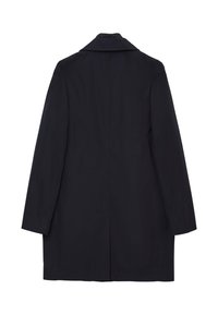 Cappotto nero con silhouette lunga, ampio colletto e maniche dritte. Texture liscia, cucitura singola lungo la schiena e senza hardware visibile.
