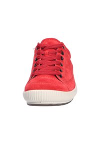 Rote Wildleder-Sneaker mit runder Zehenpartie, weißer Gummisohle und schwarzen Ösen. Verfügt über passende rote Schnürsenkel und Stitching-Details im oberen Bereich.
