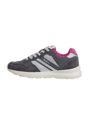 Dunkelgrauer und silberner Sneaker mit pinkfarbenem Innenfutter, grauen Schnürsenkeln, weißer Sohle und dem „Pepe Jeans“-Logo an der Seite.