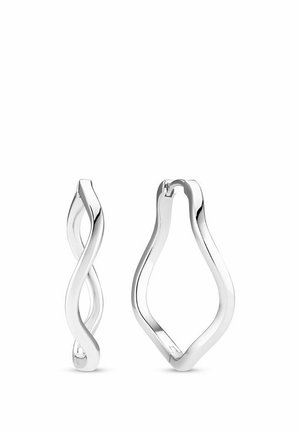 Sølv hoop øreringe med et elegant, snoet design. Den ene ørering har spiralform, mens den anden har en tåreformet kontur, begge polerede for glans.