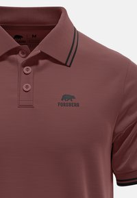 Kastanienbraunes Poloshirt mit strukturiertem Finish, drei Knöpfen, schwarzen Streifen am Kragen und einem Bärenlogo auf der linken Brust.