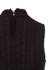 Czarny top bez rękawów wykonany z teksturowanej tkaniny z geometrycznym wzorem, z wysokim kołnierzem i dwoma guzikami z tyłu, ozdobiony falistymi krawędziami.