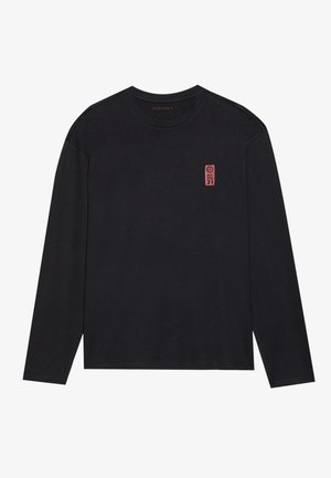 Zwarte lange mouwen T-shirt van zachte katoen met een ronde halslijn. Heeft een klein rood logo op de linkerbovenborst en een gladde textuur.