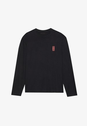 Zwarte lange mouwen T-shirt van zachte katoen met een ronde halslijn. Heeft een klein rood logo op de linkerbovenborst en een gladde textuur.