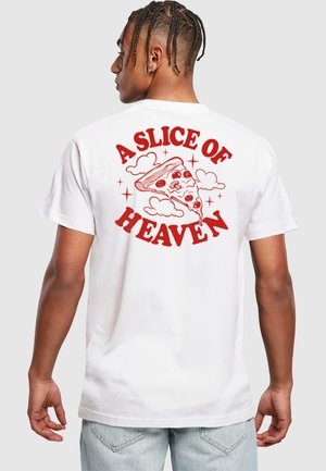 Hvit bomulls T-skjorte med en rød grafisk design av en pizzabit med skyer og teksten "A SLICE OF HEAVEN" over.