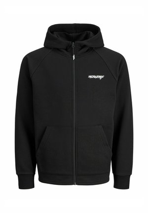 Zwarte rits hoodie gemaakt van zachte stof, met ribgebreide schouderaccenten, een capuchon en twee zakken aan de voorkant, met een wit logo op de borst.