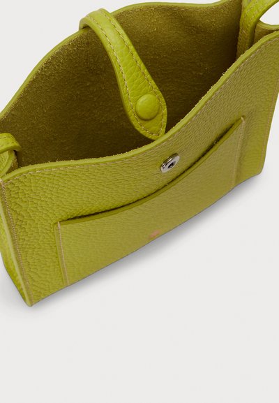 Zelen ročno izdelan usnjen ročni kovček z odprtim vrhom, z dvema ročajema, zapiranjem na gumb in sprednjim žepom.