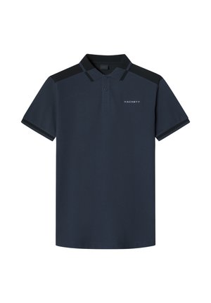 Tummansininen polo-paita lyhyillä hihoilla, kauluksella ja mustilla olkatuneilla. Rinnassa pieni "HACKETT"-logo.