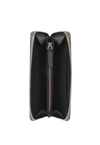 Portafoglio in pelle marrone con cerniera metallica, dotato di diverse fessure per carte e di un ampio comparto centrale in tessuto nero.