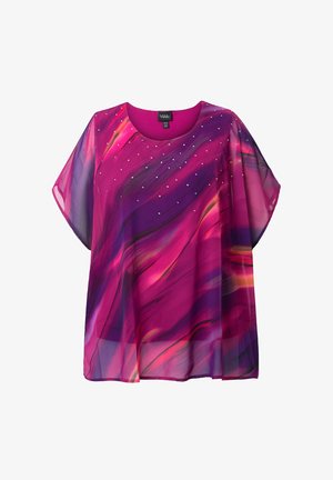 Zwiewna bluzka z krótkim rękawem w abstrakcyjne różowo-fioletowo-pomarańczowe wzory, ozdobiona małymi srebrnymi ćwiekami na górnej części przodu.