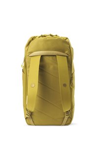 Gelber Rucksack mit strukturierten Oberflächen, gepolsterten Trägern, schräger Steppung auf der Vorderseite und seitlichem Reißverschlussfach.