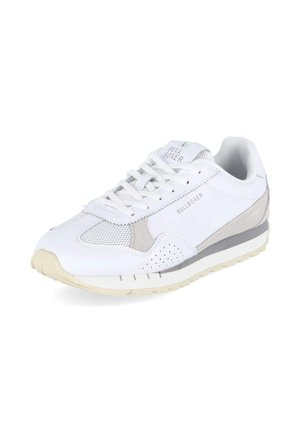Witte en grijze Bullboxer sneaker met mesh- en suèdetails, vetersluiting en een gestructureerde zool, schuin geplaatst om de buitenkant en voorkant te tonen.