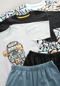 Kollektion von Grafik-T-Shirts in Schwarz, Weiß, Hellblau und Multicolor, begleitet von schwarzen und hellblauen Shorts mit verschiedenen Mustern.