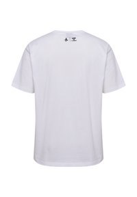 Vit kortärmad t-shirt, i bomullsmaterial, rund halsringning, har en liten logotyp på den övre ryggen, slät textur och avslappnad passform.