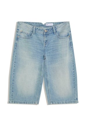 Svetlomodré rifľové kraťasy po kolená s prednými vreckami, pútkami na opasok a zapínaním na gombíky.